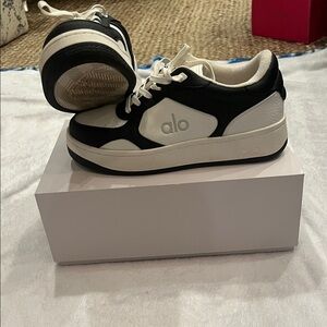 Like New!!! ALO Recovery Mode Sneaker. Size Women’ 8.